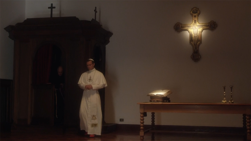 Pie XIII sort du confessionnal dans The Young Pope. Admirez l'éclairage de la Bible et du crucifix : comme dans un musée ! Pie XIII sort du confessionnal dans The Young Pope. Admirez l'éclairage de la Bible et du crucifix : comme dans un musée !