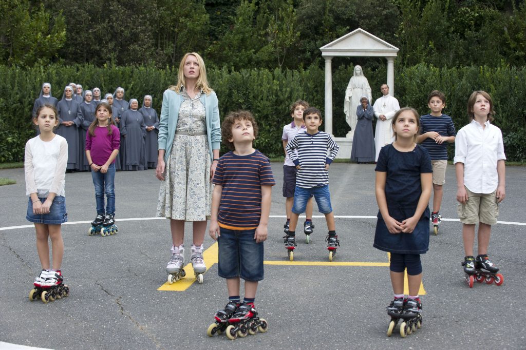 Esther Aubry (Ludivine Sagnier), les enfants, les religieuses, le pape...