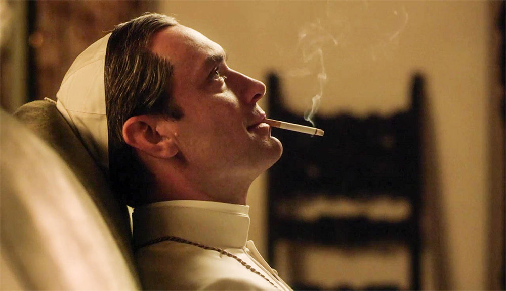 Dans The Young Pope, le pape Pie XIII passe ses journées à fumer et... se promener au Vatican.