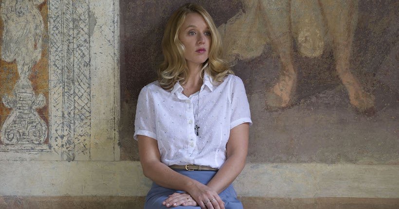 Esther (Ludivine Sagnier), dans la série The Young Pope, qui, faute d'avoir un enfant avec son mari garde-suisse, s'entiche d'un prêtre et bientôt, du pape Pie XIII...