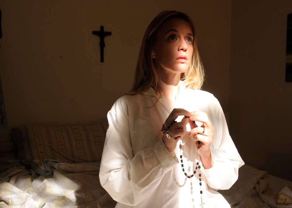 Esther (Ludivine Sagnier) dans The Young Pope