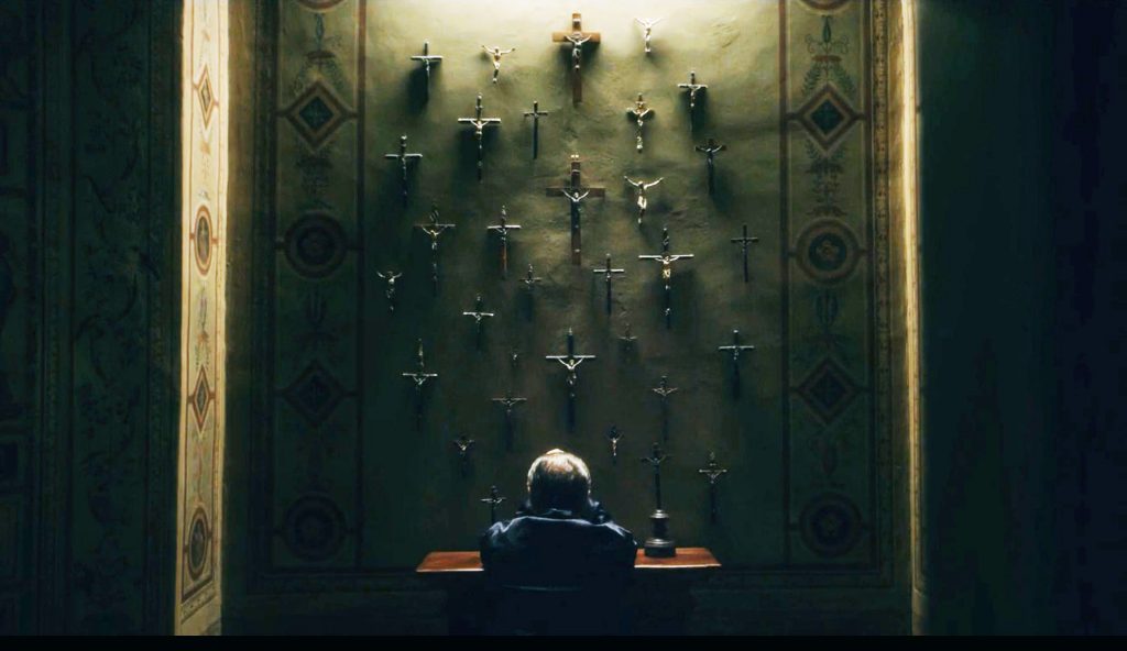Oratoire ou collection de crucifix du cardinal Voiello (Silvio Orlando) ?