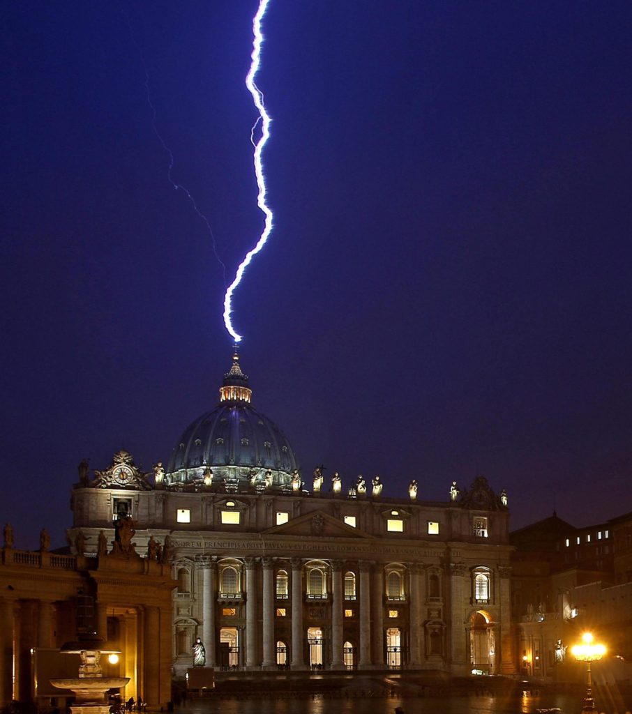 un-eclair-tombe-sur-la-basilique-saint-pierre-de-rome-le-jour-de-la-demission-du-pape-benoit-xvi