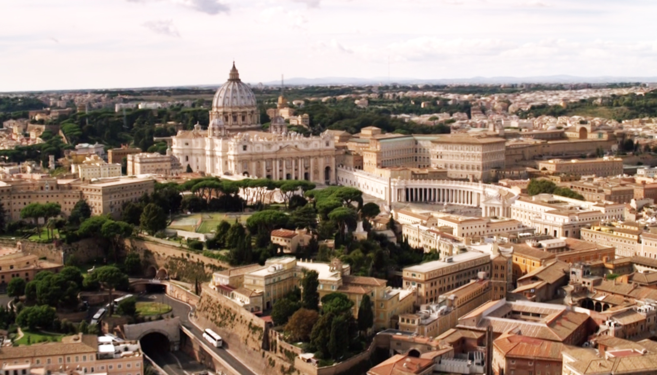 Vue de la Cité du Vatican, dans The Young Pope (le bus est arrêté en pleine côte)