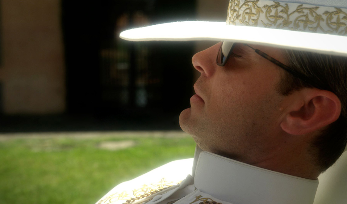 La première image de la série The Young Pope