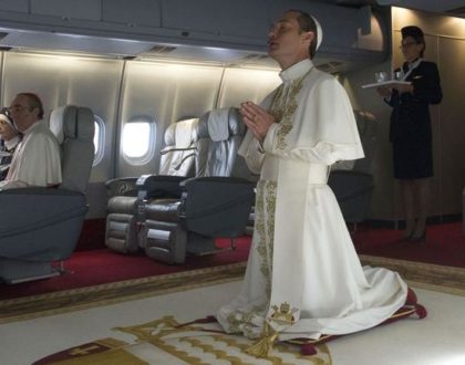 Jude Law, un pape (Pie XII) qui prend l'avion...
